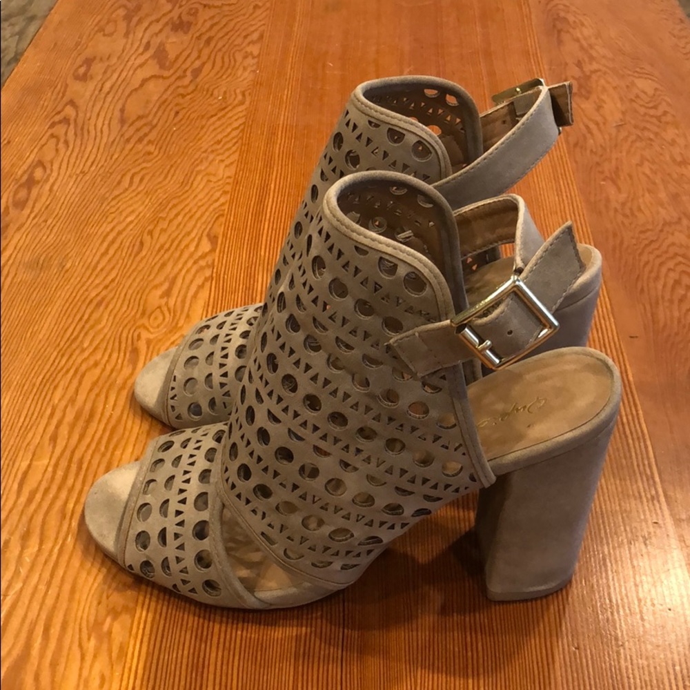 Heels - Picture 4 of 4